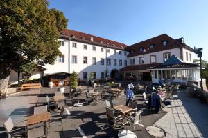 富尔达Kloster Frauenberg的庭院设有桌椅和建筑