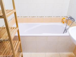 俄斯特拉发Yellow Apartment的浴室设有位于水槽旁的白色浴缸。