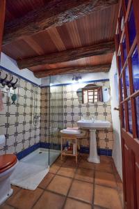 EreseCasita Pedro González的一间带水槽和卫生间的浴室