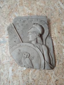 桑蒂蓬塞Italica Hostel的鸟女的石雕