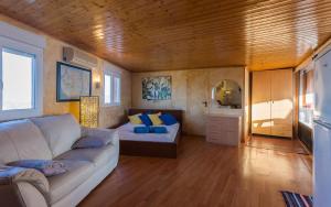 阿古伊梅斯MultiAventura en Agüimes的客厅配有沙发和1张床