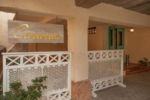 第比利斯Caravan Villa的带有餐厅标志的建筑