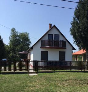 奥巴曹洛克Gólyafészek的白色的房子,有黑色的围栏