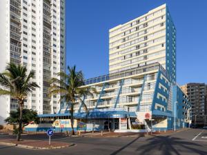 德班Durban Spa的一座棕榈树环绕的大建筑