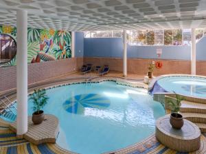 德班Durban Spa的大型游泳池,位于酒店带大型游泳池的房间内