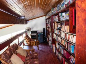 爱德华港Black Rock Lodge的客厅配有书架和沙发