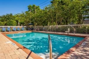 奥兰多国际大道康福特茵酒店的一个带围栏的院子内的游泳池
