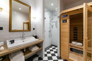 济里克泽Mondragon的一间带水槽和镜子的浴室