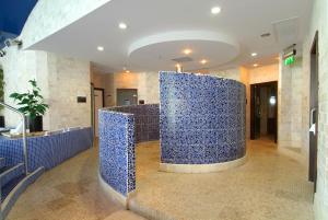 奥赫里姆玛克雷丁村布鲁克小屋酒店的大堂,建筑里设有蓝色的瓷砖墙