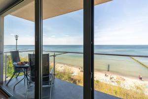 尤斯托尼莫斯基Na Klifie - Apartamenty KOMFORT, widok na morze, parking的阳台享有海滩美景。