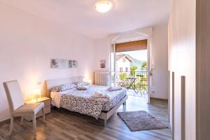 科利科B&B e Residence Abbazia di Piona的卧室配有床、椅子和窗户。