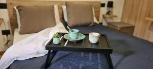 韦内雷港La rosa dei venti-Portovenere的一张桌子,床上有两杯和盘子