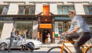 维也纳霍尔曼贝勒塔格设计精品酒店的骑着自行车在城市街道上的人