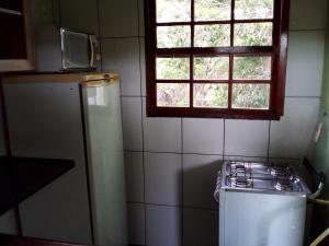 萨夸雷马F2xs Guest house的一间带炉灶和窗户的小厨房