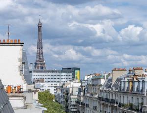 巴黎MaisondesChaumes-Paris的一座以艾菲尔铁塔为背景的城市