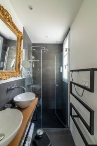 巴黎MaisondesChaumes-Paris的带淋浴、盥洗盆和镜子的浴室