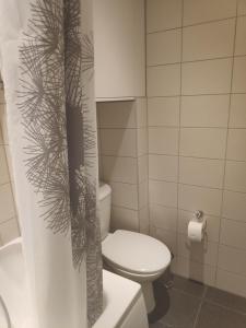 塔林Majaka Apartment的浴室设有卫生间,淋浴帘上备有植物