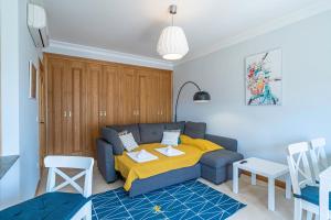 波尔蒂芒Rotunda da Marina的客厅配有一张带黄色毯子的沙发