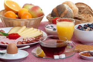 卡尔达罗Roter Adler的一张桌子,上面有早餐食品、水果和果汁