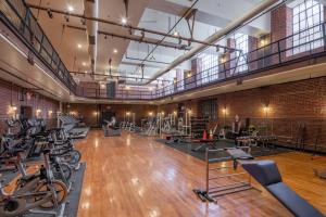 费城Sosuite at West Lofts - West Philadelphia的健身房设有许多跑步机和健身自行车