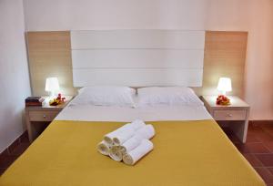 法维尼亚纳Favignana Casa Vacanza Orsola的黄色毯子上带两条毛巾的床