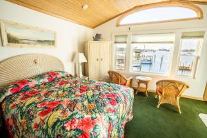 奥克拉科克The Ocracoke Harbor Inn的一间卧室配有一张带彩色床罩的床