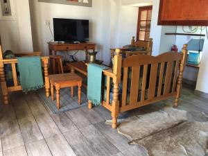 HondeklipbaaiFisherman's Cottage的客厅配有木制家具和电视