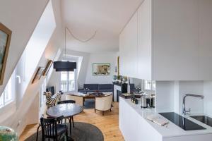 巴黎MaisondesChaumes-Paris的厨房以及带桌椅的起居室。
