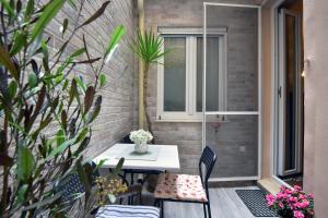 科孚镇Vergeta apartment的一个带桌椅的庭院和一个窗户。