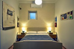 科孚镇Vergeta apartment的一间卧室配有一张床和两个带灯的床头柜