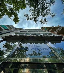 巴塞罗那SM圣安东尼酒店的带有酒店入口标志的玻璃建筑