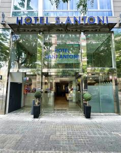 巴塞罗那SM圣安东尼酒店的入口处,前面有两株盆栽植物