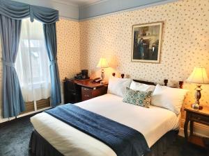 魁北克市皮埃尔别墅酒店的酒店客房设有床和窗户。