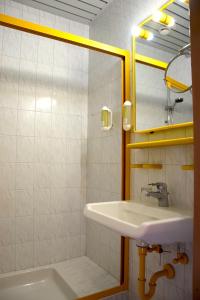 魏特拉Rathskeller Weitra的一间带水槽和镜子的浴室