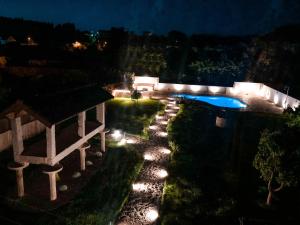 卡尔达斯·德·雷斯Villa Galicia的享有后院的顶部景色,在晚上设有游泳池