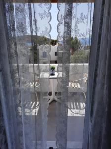 LivadakiaMarietta的享有桌椅景致的窗户
