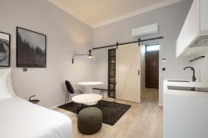 布拉格OREA Place Seno的一间卧室配有一张床、一张桌子和一个水槽
