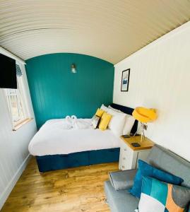 Mid Wales Luxury Huts客房内的一张或多张床位