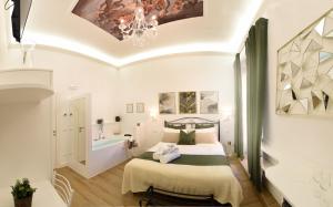 苏尔莫纳Vittorio Veneto Private SPA的一间卧室配有一张床和一个吊灯
