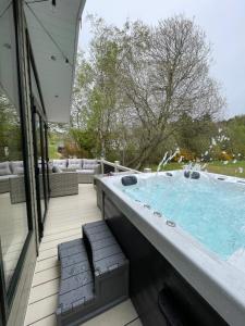 Torrey Pines - 2 bedroom hot tub lodge with free golf, NO BUGGY内部或周边的泳池