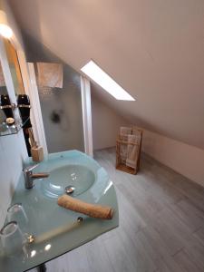 Mareuil-sur-CherLes Mariniers Chambres d'Hôtes的一间带水槽和镜子的浴室