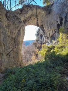 阿佩基奥蒙特内隆餐厅酒店的岩石山边的拱门