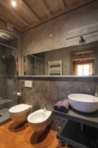 皮恩扎Spagna5的浴室设有2个水槽、卫生间和镜子。