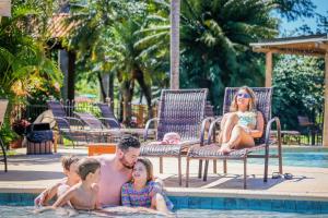 博尼图萨吉亚生态度假酒店的度假村游泳池的家庭