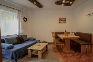 上柯尼希山麓米尔巴赫Haus Bodner-Scherer的客厅配有沙发和桌子
