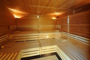 采尔马特Alpine Hotel Perren的空空的桑拿浴室设有木墙和木制天花板