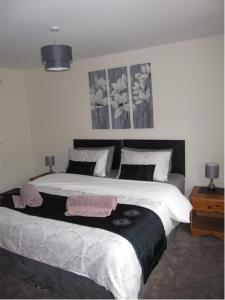 兰德林多德威尔斯Nant-Y-Glyn的一间卧室配有一张大床和两条毛巾