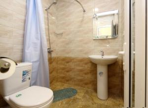 GarniGarni Bread House的浴室配有卫生间、盥洗盆和淋浴。