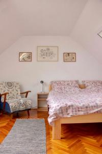 霍尔托巴吉Hajdu Lovasudvar Hortobágy的一间卧室配有一张床和一把椅子