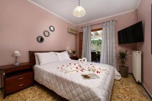 PetritíSeaview Cottage - Calmare的一间卧室,床上有玫瑰花床